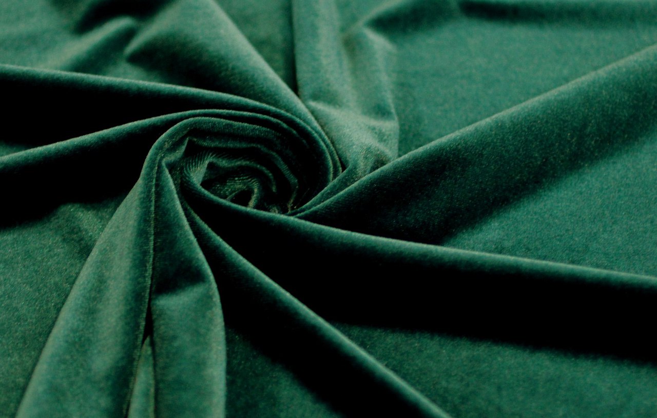 Цвет сукно. Тринити 20 изумруд ткань. Ткань Гранада изумруд. Ткань бархат зеленый изумруд. Бархат Эмеральд.